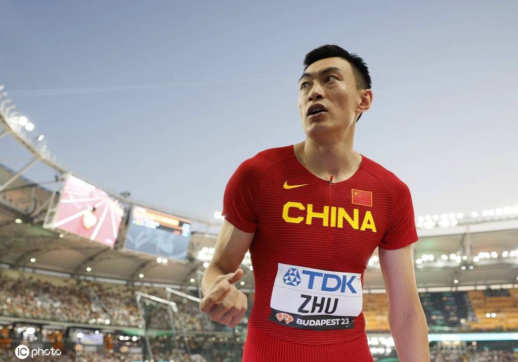 苏若离吓的连连摇头，声音已经带着几分哀求的说：我不是，我真的没有什么另外的身份，你要杀我就快点杀了我，不要再这样羞辱我了好不好......叶辰将她紧张的表现看在眼里，冷声笑道：苏家这么重视你，你又这么衷心维护苏家，这种表现已经明显超越了主仆之间的感情，莫非......莫非你跟苏家，存在着血缘关系？毕竟你也姓苏。